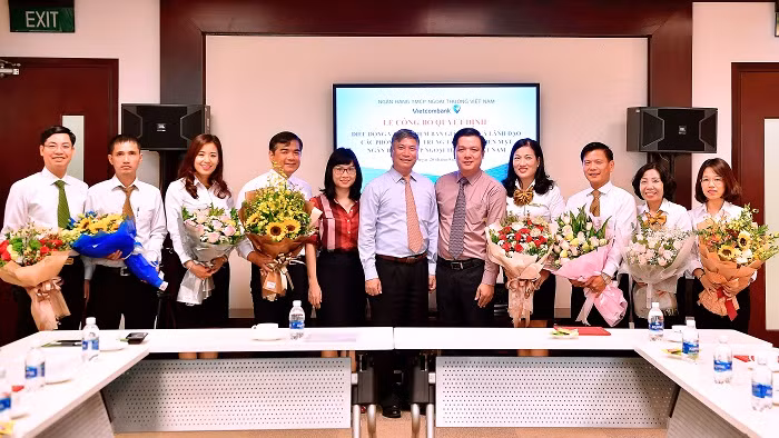 Đại diện Ban lãnh đạo Vietcombank và Ban giám đốc Vietcombank Sở giao dịch chụp hình lưu niệm cùng Ban lãnh đạo Trung tâm Xử lý tiền mặt Vietcombank. Đại diện Ban lãnh đạo Vietcombank và Ban giám đốc Vietcombank Sở giao dịch chụp hình lưu niệm cùng Ban lãnh đạo Trung tâm Xử lý tiền mặt Vietcombank.