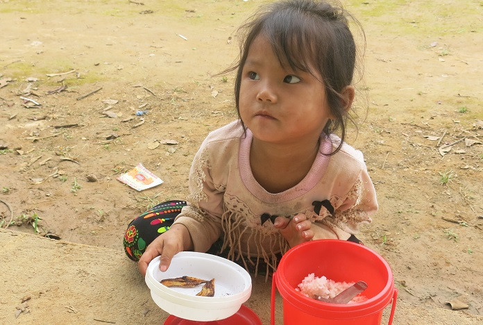 Cô bé với suất cơm mang theo của mình. Cô bé với suất cơm mang theo của mình.