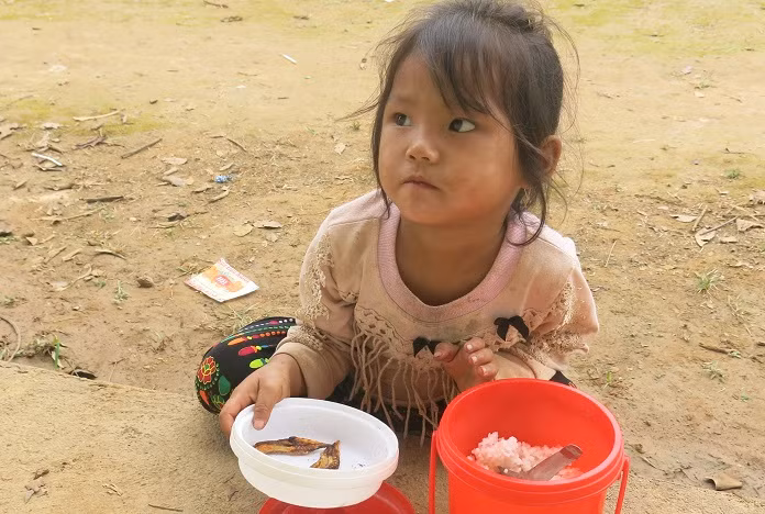 Cô bé với suất cơm mang theo của mình. Cô bé với suất cơm mang theo của mình.