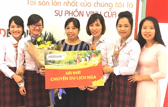 Khách hàng Nguyễn Thị Duyên (thứ ba từ trái sang) tại Tây Hồ, Hà Nội trúng thưởng giải nhất - chuyến du lịch xem WorldCup 2018 tại Nga trị giá 50 triệu đồng.