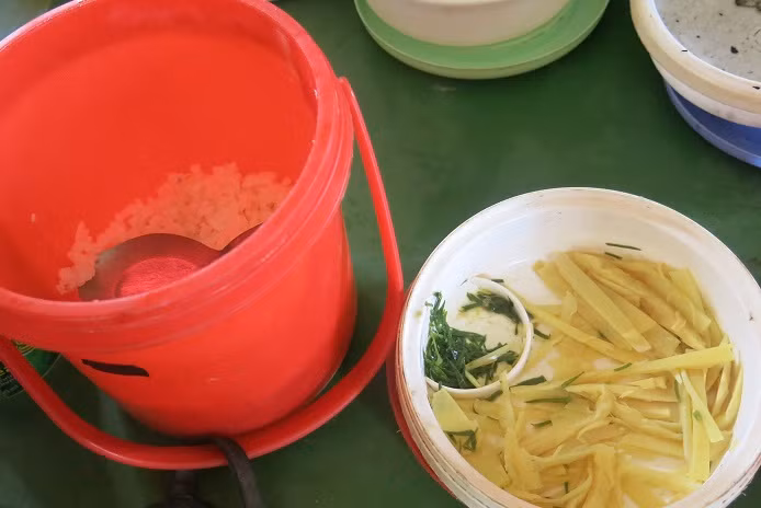 Suất cơm chỉ có măng rừng. Suất cơm chỉ có măng rừng.