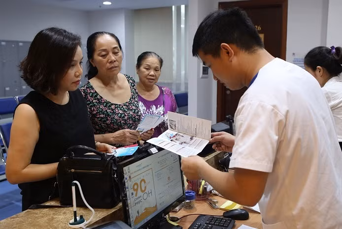 Bệnh nhân đăng kí khám sàng lọc.