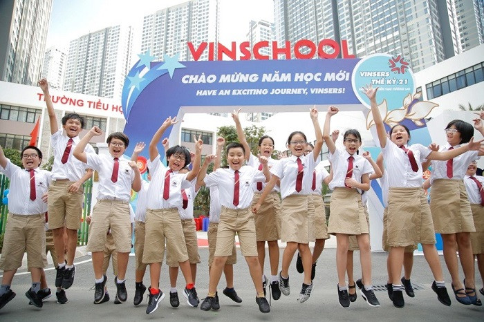 Lễ Khai giảng năm học 2017 - 2018 của các bạn học sinh trường Phổ thông liên cấp Vinschool Central Park đã diễn ra trong bầu không khí ấm áp, hân hoan.