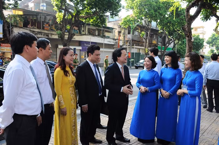 Bộ trưởng Phùng Xuân Nhạ dự lễ khai giảng năm học mới tại trường trung học cơ sở Trưng Vương, Hà Nội (Ảnh: Thùy Linh).