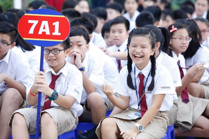 Các em háo hức và rạng rỡ bước vào năm học mới tại ngôi trường mới khang trang, hiện đại.