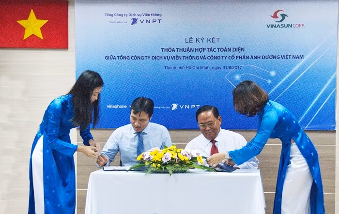 VinaPhone và VinaSun đã ký Thỏa thuận Hợp tác toàn diện trong hoạt động kinh doanh. VinaPhone và VinaSun đã ký Thỏa thuận Hợp tác toàn diện trong hoạt động kinh doanh.
