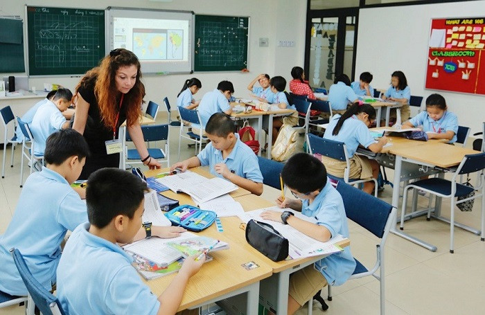 Phòng học được trang bị đầy đủ trang thiết bị để phục vụ học tập.