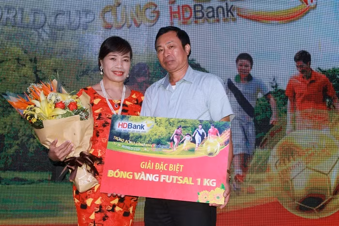 Khách hàng Đinh Thị Hoan vui mừng đón nhận giải thưởng.