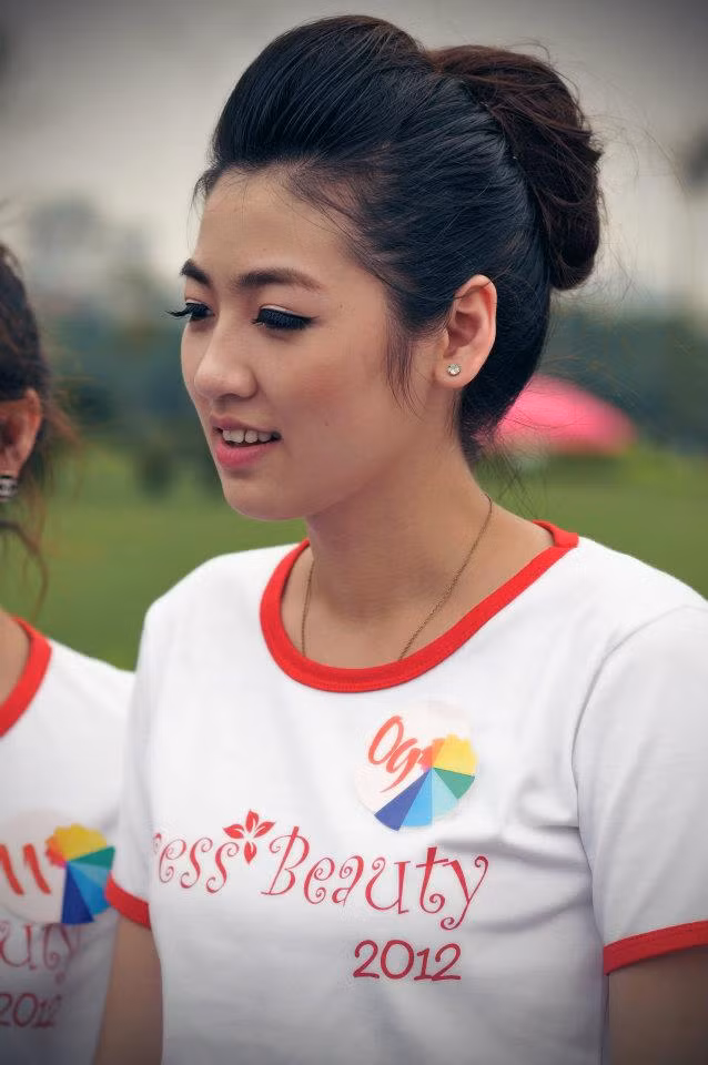 Thành tích cá nhân: - Làm mẫu ảnh cho một số báo tuổi teen. - Tham dự cuộc thi “Lambretta face contest”. Thành tích cá nhân: - Làm mẫu ảnh cho một số báo tuổi teen. - Tham dự cuộc thi “Lambretta face contest”.