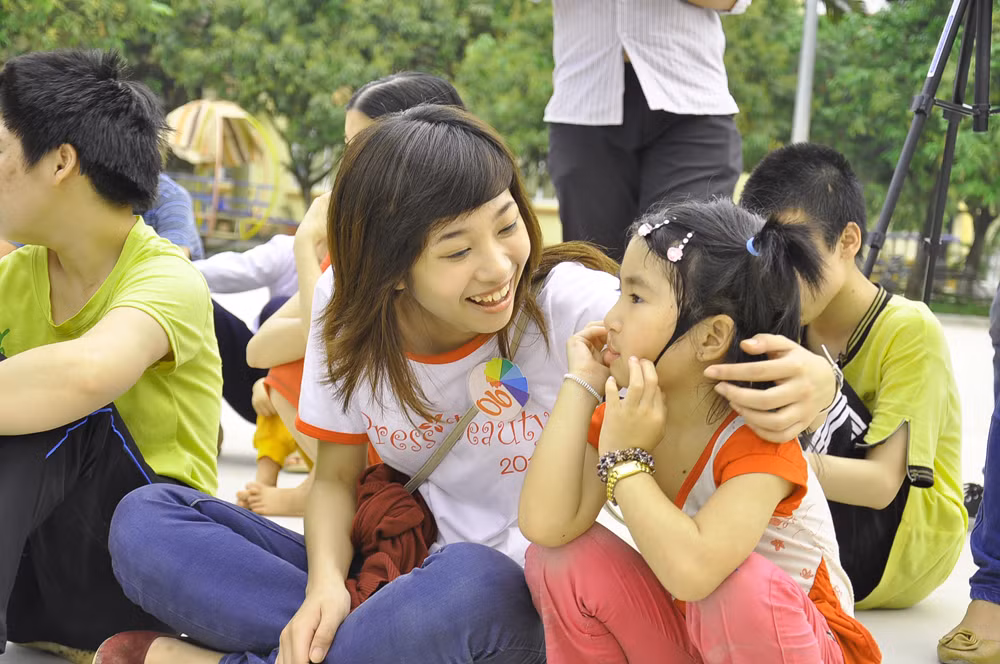 Thí sinh bên cạnh các em nhỏ