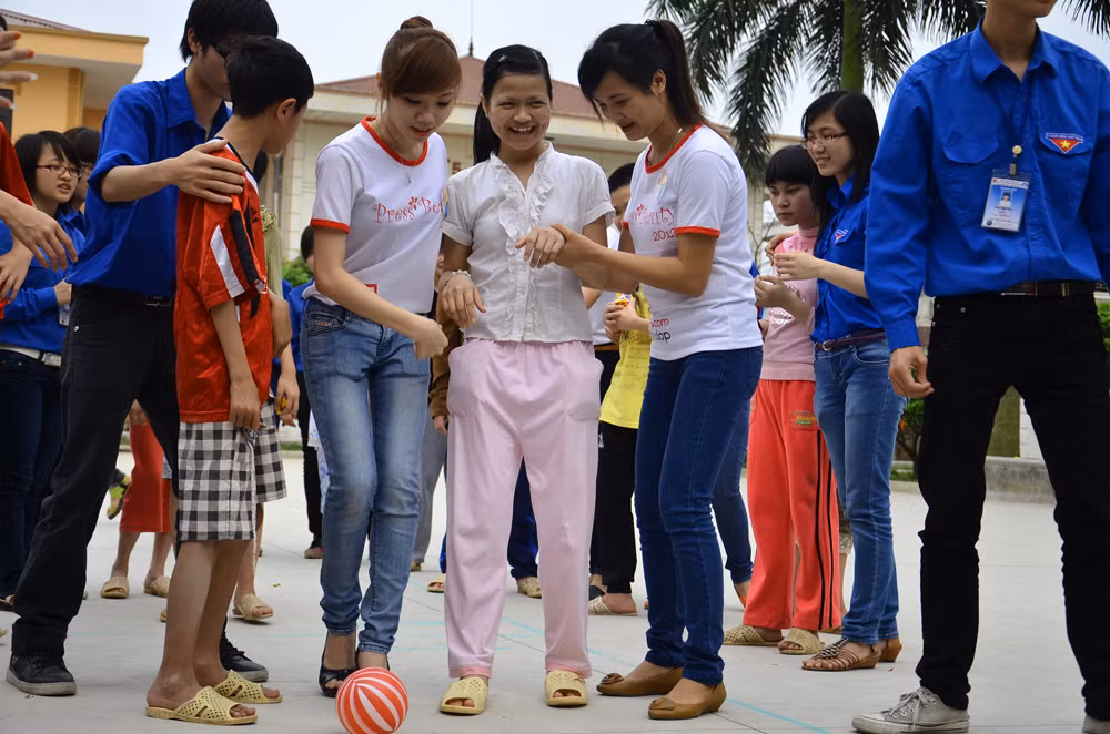 Thí sinh cùng các em chơi trò chơi