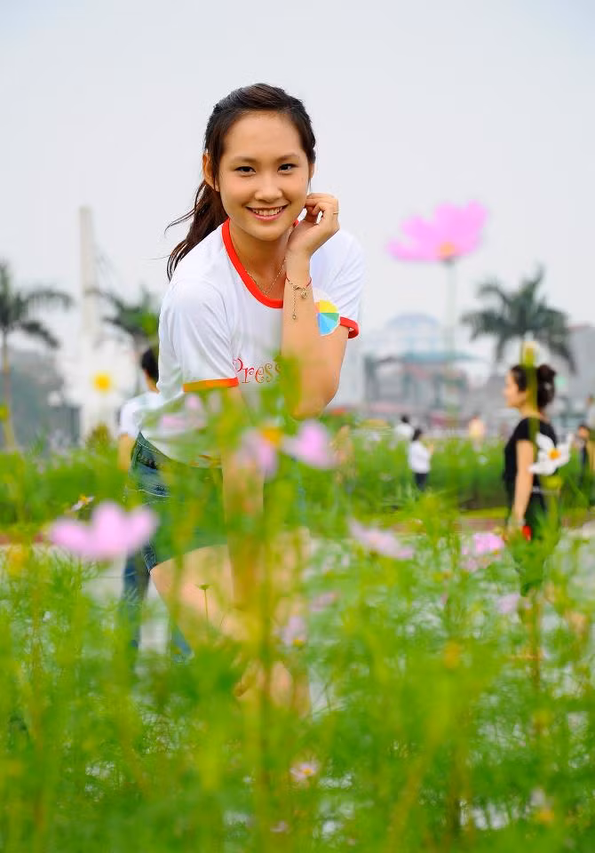 Người nữ nhà báo tương lai còn phải biết cân bằng giữa sự nghiệp và gia đình, vừa là một phóng viên nhanh nhạy, hoạt bát nhưng cũng phải đảm nhiệm tốt công việc gia đình. Tuy nhiên, vất vả mới chỉ là thử thách đầu tiên của nghề báo Người nữ nhà báo tương lai còn phải biết cân bằng giữa sự nghiệp và gia đình, vừa là một phóng viên nhanh nhạy, hoạt bát nhưng cũng phải đảm nhiệm tốt công việc gia đình. Tuy nhiên, vất vả mới chỉ là thử thách đầu tiên của nghề báo