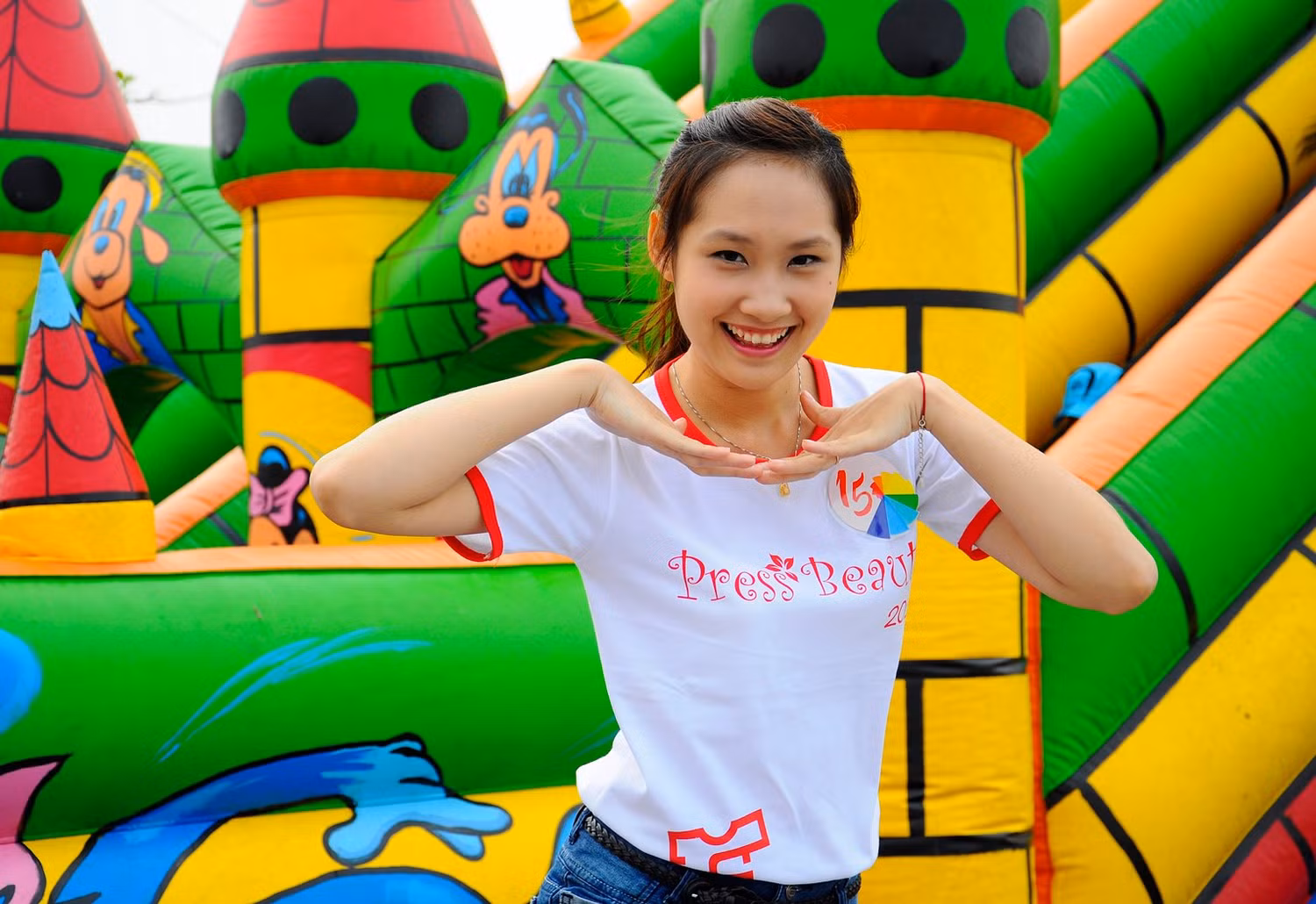 Qua thực tế em thấy công việc nhà báo không hề đơn giản, nhất là đối với người phụ nữ. Công việc này đòi hỏi người phụ nữ phải có sức khoẻ tốt để có thể vượt qua những khó khăn vất vả trong quá trình tác nghiệp. Qua thực tế em thấy công việc nhà báo không hề đơn giản, nhất là đối với người phụ nữ. Công việc này đòi hỏi người phụ nữ phải có sức khoẻ tốt để có thể vượt qua những khó khăn vất vả trong quá trình tác nghiệp.