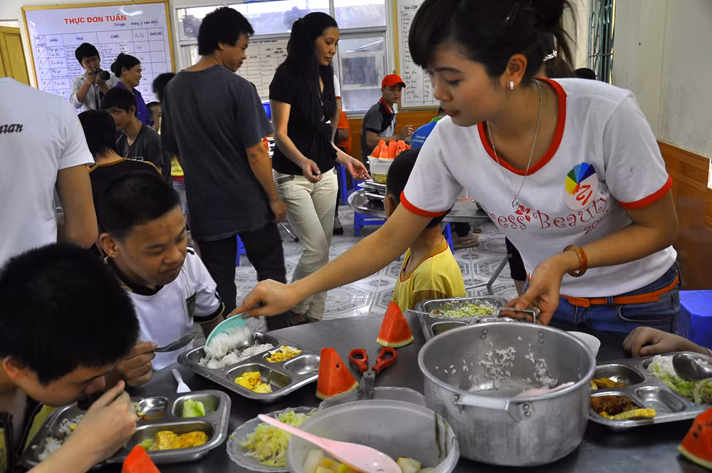 Các em nhỏ vui vẻ trong bữa ăn