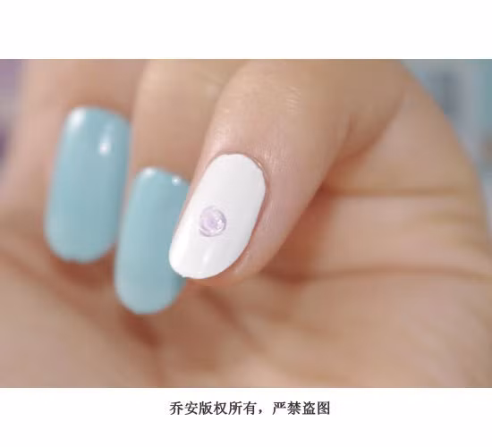 Bước 1: Dùng bút vẽ dàn tròn chấm sơn màu tím hoặc màu nâu trên móng tay màu trắng.