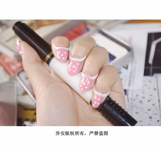 Bước 2: Dùng bút vẽ sơn màu trắng để tạo hình chấm bi.