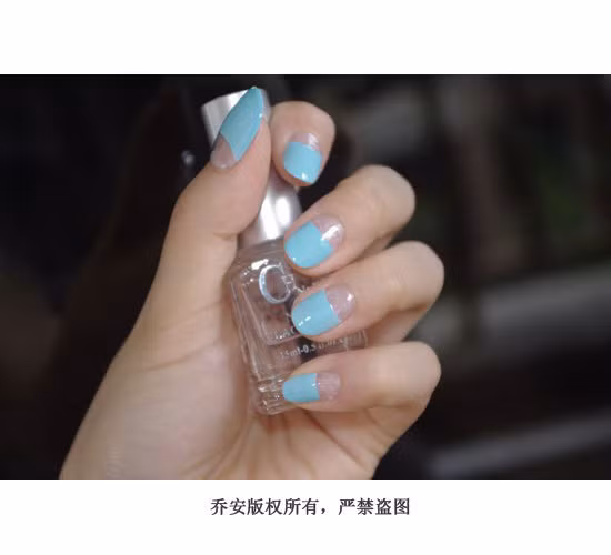 Hoặc một kiểu đơn giản hơn, bạn có thể sử dụng tone xanh cho tất cả các móng, phần cuối móng phủ lên lớp kim tuyến nhẹ.