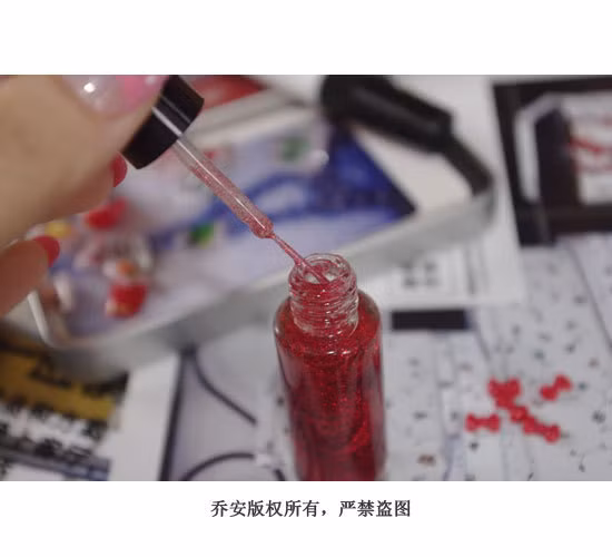 Bước 5: Để được bắt màu hơn, dùng sơn đỏ có kim tuyến sơn lên những bông hoa vừa được gắn vào.