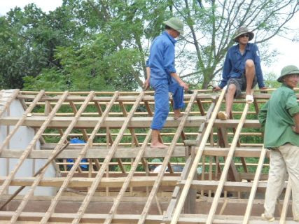 Hàng chục ngôi nhà khác tại xã Đức Lạng bị tốc mái do lốc xoáy đang được người dân sửa chữa lại