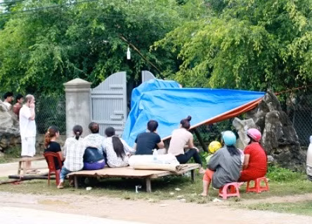 Đến giờ người dân tại bản Lầu 2, xã Châu Bình, huyện Quỳ Châu vẫn chưa hết bàng hoàng khi nhớ lại khung cảnh sau vụ ôm mìn cho nổ tung trung nhà của vợ chồng chị vợ Đến giờ người dân tại bản Lầu 2, xã Châu Bình, huyện Quỳ Châu vẫn chưa hết bàng hoàng khi nhớ lại khung cảnh sau vụ ôm mìn cho nổ tung trung nhà của vợ chồng chị vợ