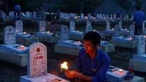 Thắp nến tri ân tại các phần mộ của các anh hùng liệt sỹ tại Nghĩa trang đường 9