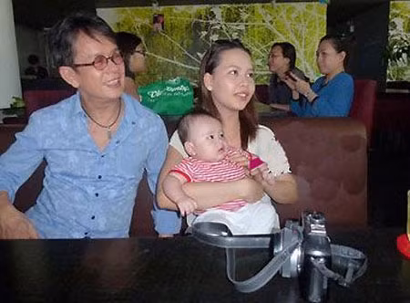 Nhạc sĩ Đức Huy và vợ con.