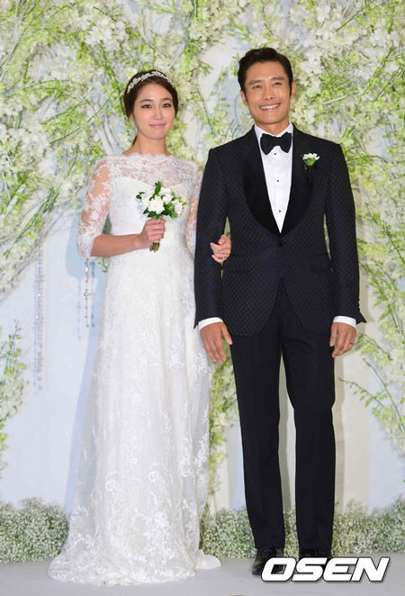 Hôn lễ của Lee Byung Hun và Lee Min Jung chỉ còn một vài tiếng nữa là diễn ra, cô dâu chú rể đã xuất hiện trong buổi họp báo chào ký giả. Vào hồi 18 giờ hôm nay (giờ địa phương), đám cưới của Lee Byung Hun và Lee Min Jung chính thức được tổ chức tại khách sạn Grand Hyatt, Seoul. Trước giờ tổ chức hôn lễ, cô dâu và chú rể đã ra mắt phóng viên. Trong buổi họp báo, Lee Min Jung không cầm được xúc động và khóc khi nói về quãng thời gian yêu và kết hôn với Lee Byung Hun. Hôn lễ của Lee Byung Hun và Lee Min Jung chỉ còn một vài tiếng nữa là diễn ra, cô dâu chú rể đã xuất hiện trong buổi họp báo chào ký giả. Vào hồi 18 giờ hôm nay (giờ địa phương), đám cưới của Lee Byung Hun và Lee Min Jung chính thức được tổ chức tại khách sạn Grand Hyatt, Seoul. Trước giờ tổ chức hôn lễ, cô dâu và chú rể đã ra mắt phóng viên. Trong buổi họp báo, Lee Min Jung không cầm được xúc động và khóc khi nói về quãng thời gian yêu và kết hôn với Lee Byung Hun.