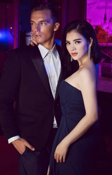 Bối cảnh chụp hình là trong phòng karaoke ngay tại showroom của Lý Nhã Kỳ.