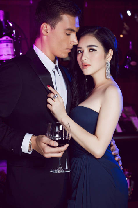 Là người sính đồ hiệu nên người đẹp cũng trưng dụng khá nhiều trang sức đắt tiền để thực hiện bộ ảnh giống như cách cô vẫn xuất hiện ở nhiều sự kiện.