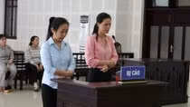 Hai bị cáo tại phiên tòa ngày 8/11. Ảnh: AN
