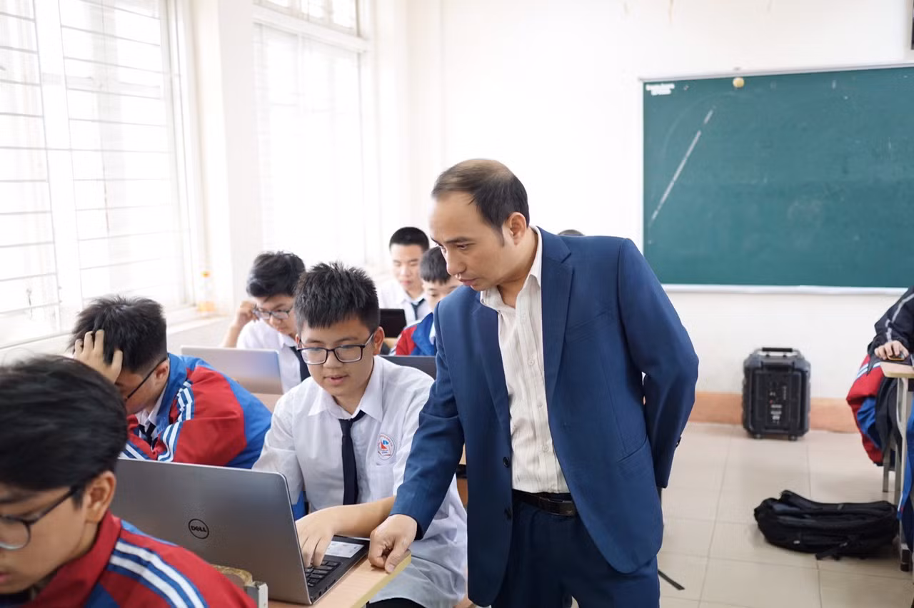 Nhà giáo ưu tú Nguyễn Hồng Thái, giáo viên dạy chuyên Tin của Trường Trung học phổ thông chuyên Hạ Long (Ảnh: CTV)
