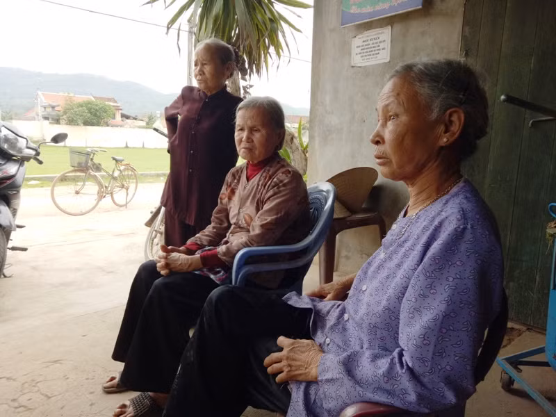 Từ người già đến trẻ trong thôn, xóm đều không đồng tình, nhất trí với việc xây dựng khu nghĩa trang An Phúc Viên (ảnh nguồn Giáo dục Việt Nam) Từ người già đến trẻ trong thôn, xóm đều không đồng tình, nhất trí với việc xây dựng khu nghĩa trang An Phúc Viên (ảnh nguồn Giáo dục Việt Nam)
