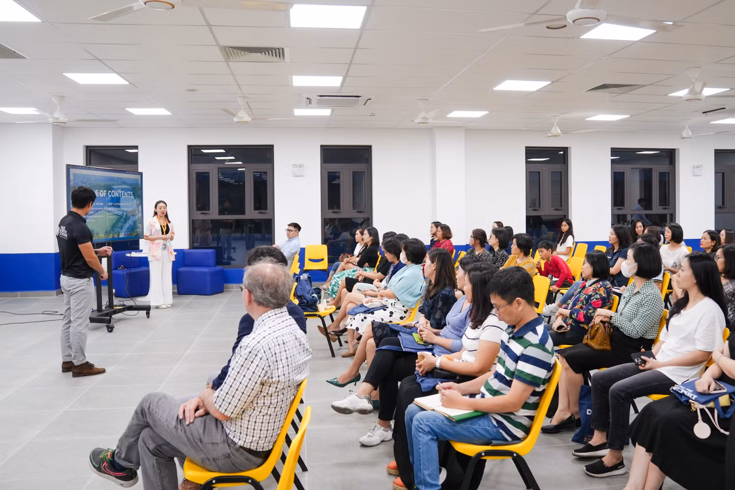 Một buổi trao đổi với giữa phụ huynh và các thầy cô của trường. Ảnh: NTCC. Một buổi trao đổi với giữa phụ huynh và các thầy cô của trường. Ảnh: NTCC.