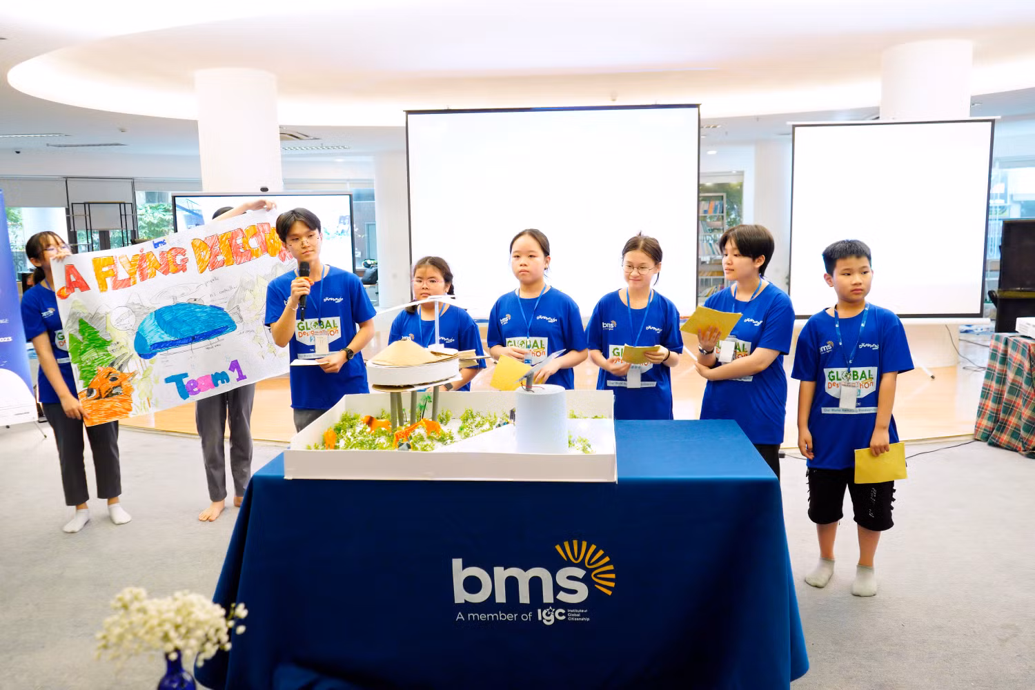 Huy chương đồng: Team 1 - Máy bay kiểm lâm. Ảnh: NTCC