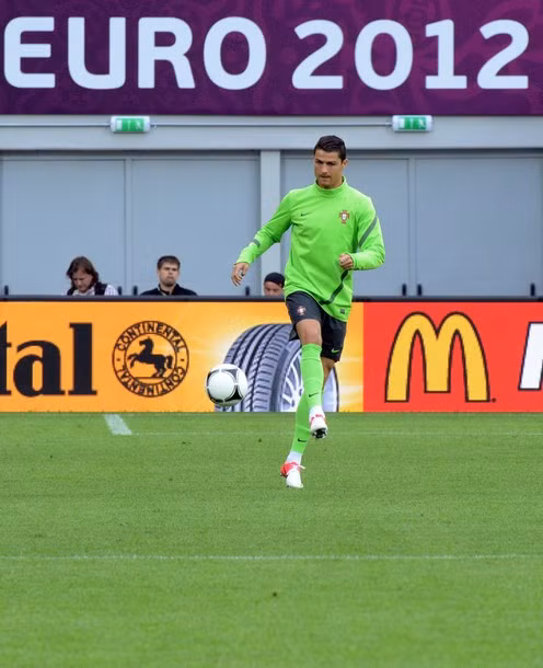 Ronaldo đang rất tích cực tập luyện chuẩn bị cho trận đấu đầu tiên của Bồ Đào Nha gặp Đức ở "Bảng tử thần" Ronaldo đang rất tích cực tập luyện chuẩn bị cho trận đấu đầu tiên của Bồ Đào Nha gặp Đức ở "Bảng tử thần"