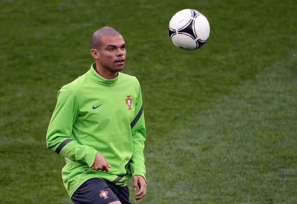 Pepe đã sẵn sàng cản phá mọi đường lên bóng của các cầu thủ Đức! Pepe đã sẵn sàng cản phá mọi đường lên bóng của các cầu thủ Đức!