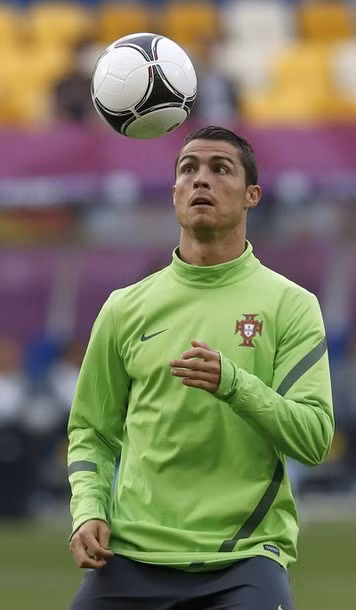 Ronaldo đang rất tích cực tập luyện chuẩn bị cho trận đấu mở màn của Bồ Đào Nha gặp Đức ở "Bảng tử thần" Ronaldo đang rất tích cực tập luyện chuẩn bị cho trận đấu mở màn của Bồ Đào Nha gặp Đức ở "Bảng tử thần"