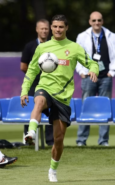 Ronaldo đang rất tích cực tập luyện chuẩn bị cho trận đấu mở màn của Bồ Đào Nha gặp Đức ở "Bảng tử thần" Ronaldo đang rất tích cực tập luyện chuẩn bị cho trận đấu mở màn của Bồ Đào Nha gặp Đức ở "Bảng tử thần"