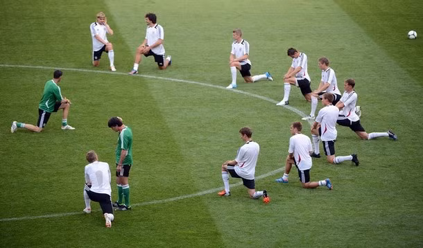 Trong khi đó, thầy trò HLV Joachim Loew cũng đang chuẩn bị rất nghiêm túc cho trận đấu gặp người Bồ. Trong khi đó, thầy trò HLV Joachim Loew cũng đang chuẩn bị rất nghiêm túc cho trận đấu gặp người Bồ.