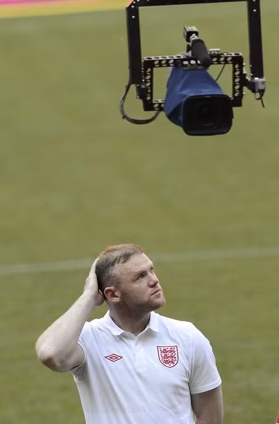 Sau khi không thể chơi 2 trận đầu ở vòng bảng do phải thụ án treo giò, Rooney đang rất khao khát được ra sân thi đấu và lập công cho ĐT Anh.
