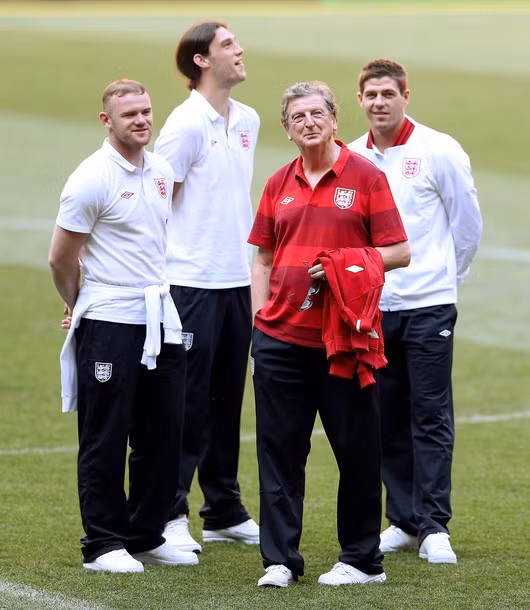 Trong buổi phỏng vấn trước trận, HLV Roy Hodgson đã đặt rất nhiều niềm tin vào Rooney. “Nếu bạn nhìn lại những năm qua, Pele là một ví dụ cho thấy việc một cầu thủ với thứ bóng đá tuyệt vời của mình đã giúp Brazil đăng quang tại World Cup. Chúng tôi cũng cần điều tuyệt diệu đó. Hãy hi vọng Wayne Rooney sẽ ra sân từ đầu và mang đến cho chúng tôi điều đó. Nếu Rooney có thể đạt được phong độ của mình thì cậu ấy sẽ giúp cho đội bóng tiến xa hơn nữa”.