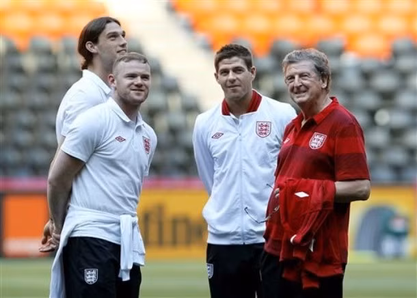 Trong buổi phỏng vấn trước trận, HLV Roy Hodgson đã đặt rất nhiều niềm tin vào Rooney. “Nếu bạn nhìn lại những năm qua, Pele là một ví dụ cho thấy việc một cầu thủ với thứ bóng đá tuyệt vời của mình đã giúp Brazil đăng quang tại World Cup. Chúng tôi cũng cần điều tuyệt diệu đó. Hãy hi vọng Wayne Rooney sẽ ra sân từ đầu và mang đến cho chúng tôi điều đó. Nếu Rooney có thể đạt được phong độ của mình thì cậu ấy sẽ giúp cho đội bóng tiến xa hơn nữa”.