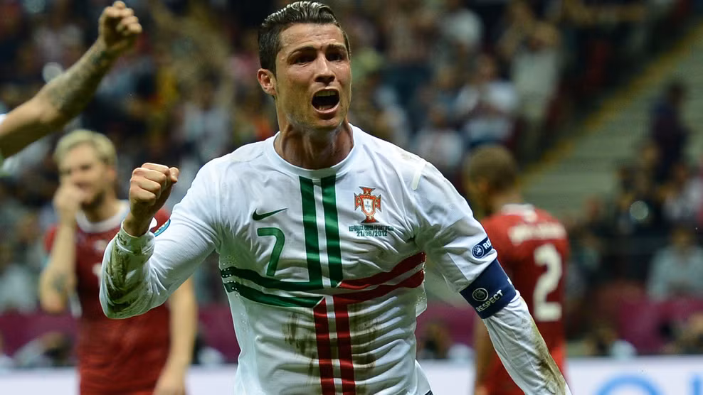 Ronaldo phấn khích ăn mừng bàn thắng... Ronaldo phấn khích ăn mừng bàn thắng...