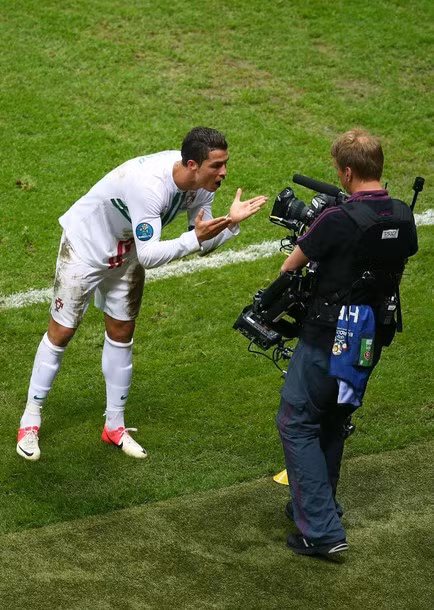 Ronaldo phấn khích ăn mừng bàn thắng... Ronaldo phấn khích ăn mừng bàn thắng...