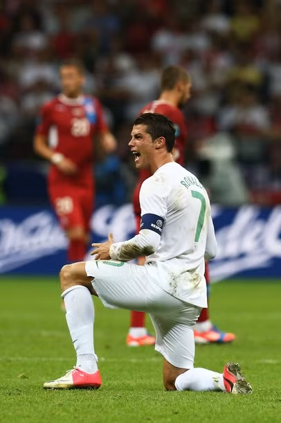 Ronaldo phấn khích ăn mừng bàn thắng... Ronaldo phấn khích ăn mừng bàn thắng...