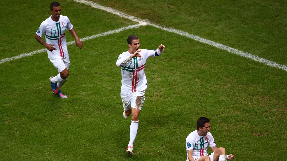 Ronaldo phấn khích ăn mừng bàn thắng... Ronaldo phấn khích ăn mừng bàn thắng...
