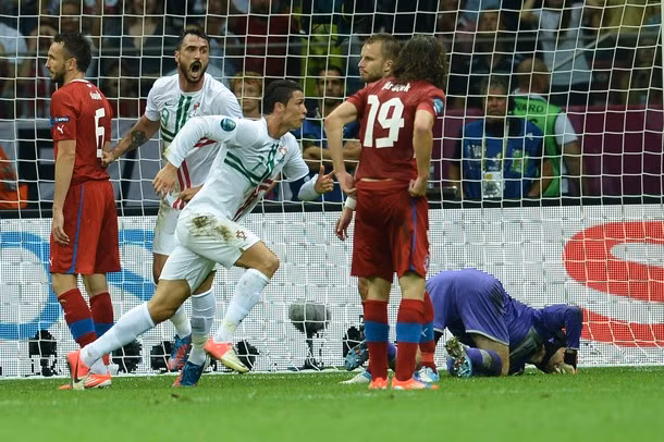 Ronaldo phấn khích ăn mừng bàn thắng... Ronaldo phấn khích ăn mừng bàn thắng...