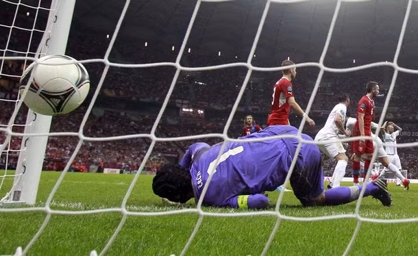 Phút 79, từ quả tạt bên cánh phải của Moutinho, Ronaldo lao người đánh đầu đập đất cực khó khiến Cech dù tài năng cũng đành chịu bó tay. Đây là pha ghi bàn bằng đầu thứ 18 ở EURO 2012 và là pha lập công thứ ba của cá nhân Ronaldo Phút 79, từ quả tạt bên cánh phải của Moutinho, Ronaldo lao người đánh đầu đập đất cực khó khiến Cech dù tài năng cũng đành chịu bó tay. Đây là pha ghi bàn bằng đầu thứ 18 ở EURO 2012 và là pha lập công thứ ba của cá nhân Ronaldo
