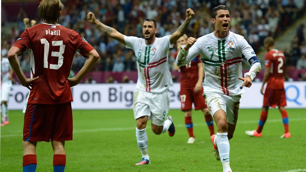 Ronaldo phấn khích ăn mừng bàn thắng... Ronaldo phấn khích ăn mừng bàn thắng...