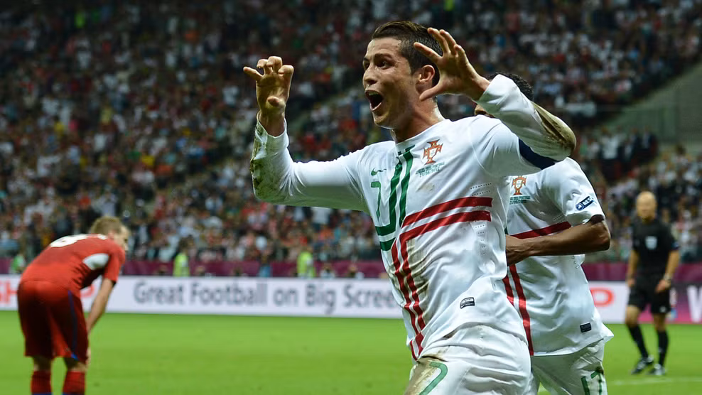 Ronaldo phấn khích ăn mừng bàn thắng... Ronaldo phấn khích ăn mừng bàn thắng...